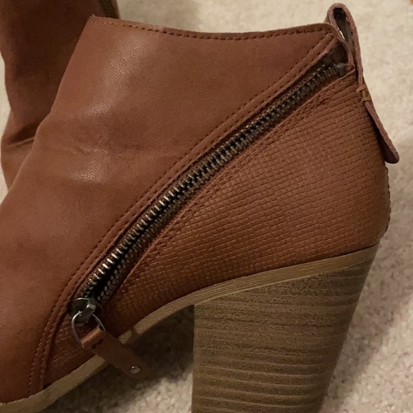 Tan heeled boots with zippers - Picture 2 of 5